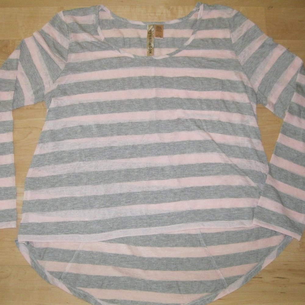 The Buckle Eyeshadow Stripe Top
